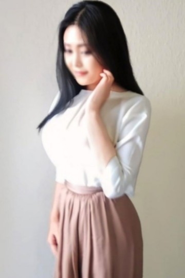隠しきれないエロス溢れる熟女さん